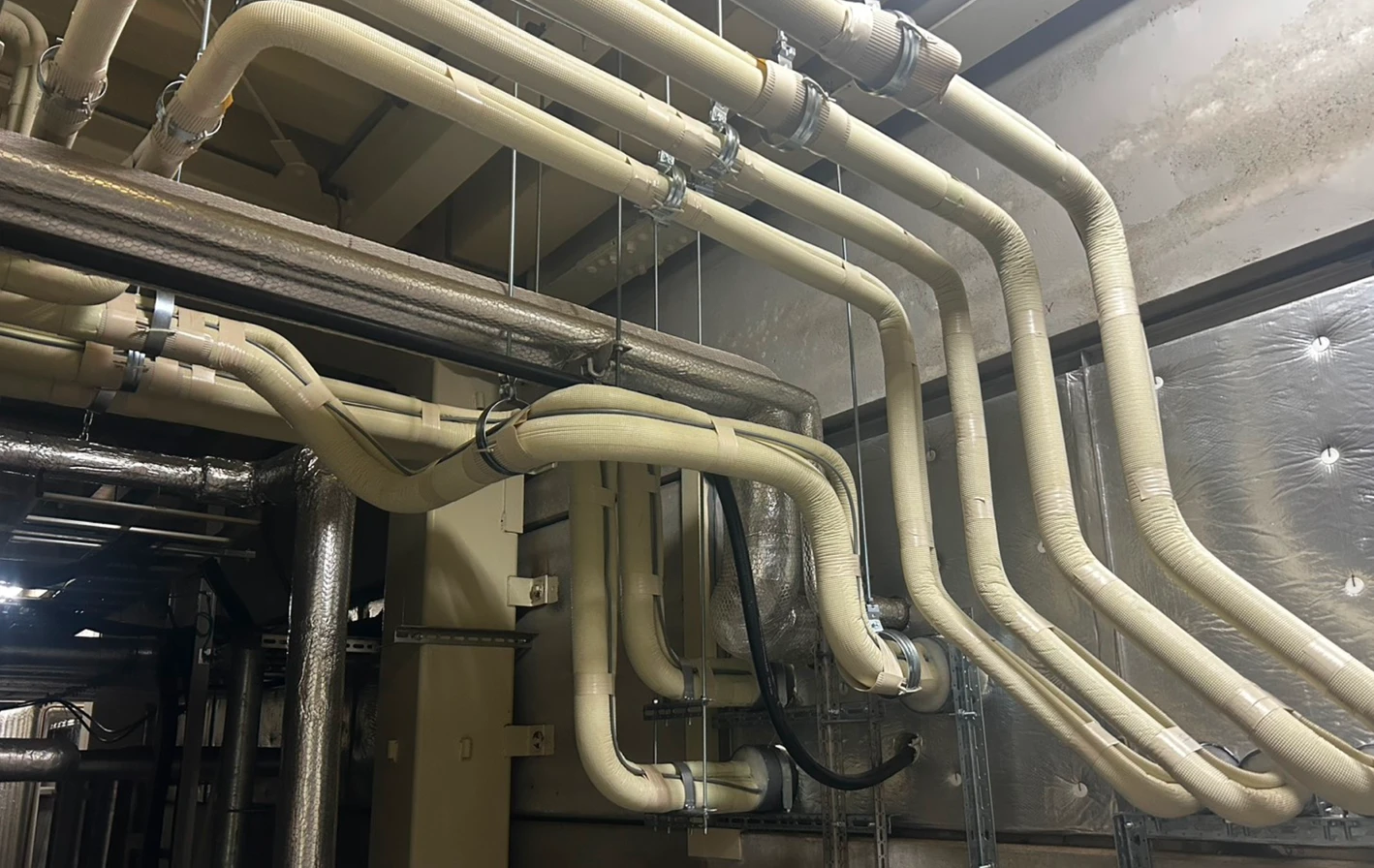 空調設備工事の施工現場